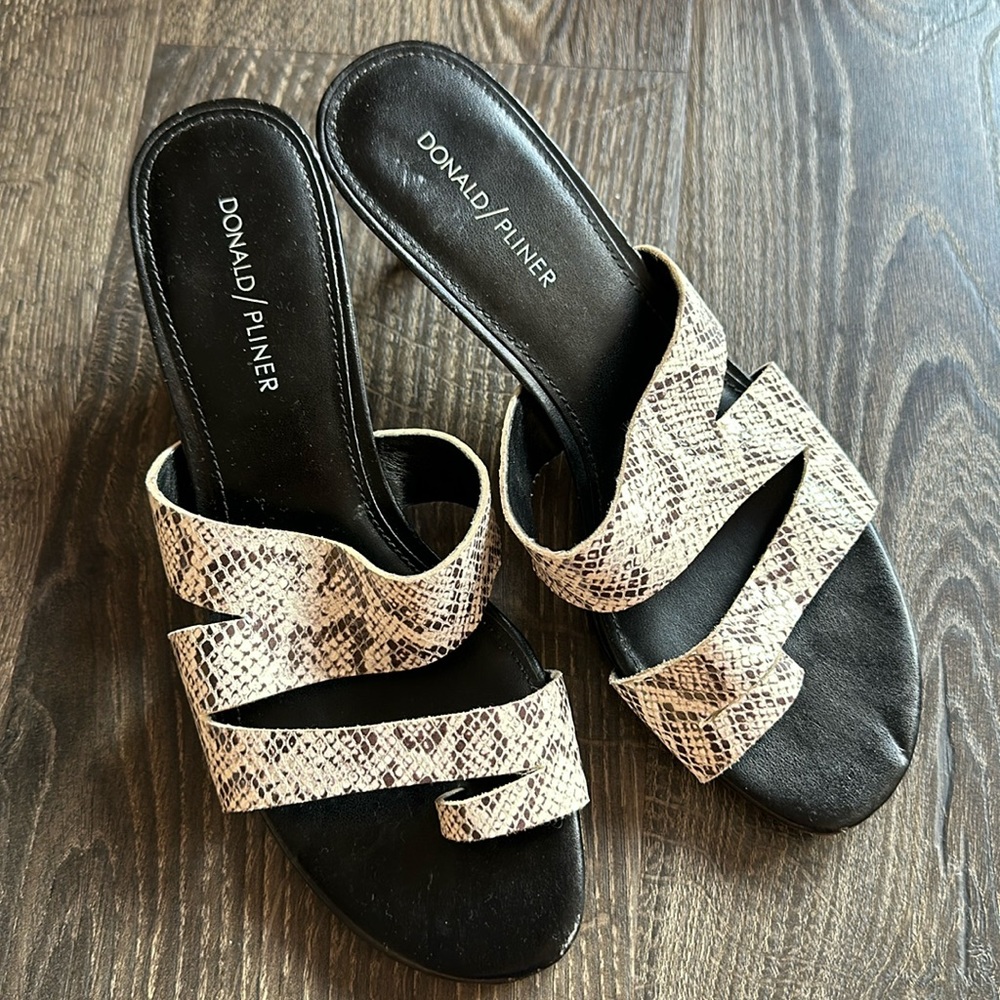 SIZE 9 DONALD PLINER BLACK SNAKE SANDALS